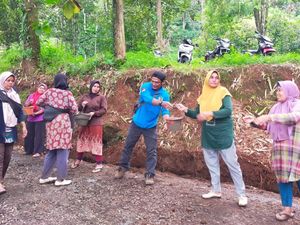 Warga Patungan Perbaiki Jalan di Pekalongan, DPRD: Pemerintah Jangan Budek!