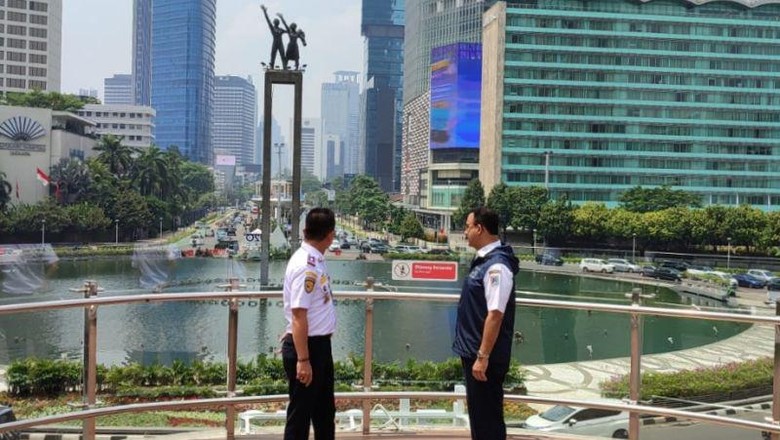 Gubernur DKI Anies Baswedan di Halte TransJakarta HI Gubernur DKI Anies Baswedan di Halte TransJakarta HI