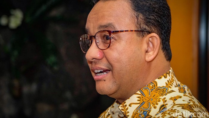 Gubernur DKI Jakarta Anies Baswedan beraktivitas di hari terakhirnya berkantor di Balai Kota DKI Jakarta, Jumat (14/10/2022).