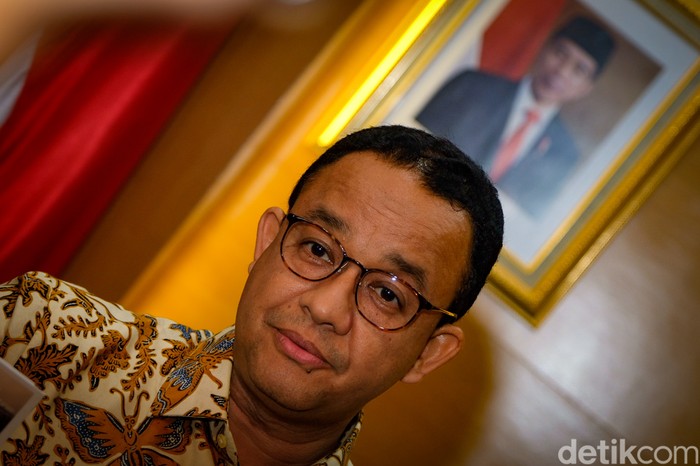 Gubernur DKI Jakarta Anies Baswedan beraktivitas di hari terakhirnya berkantor di Balai Kota DKI Jakarta, Jumat (14/10/2022).