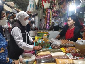 Gubernur Khofifah Disambati Kenaikan Harga Saat Sidak ke Pasar Gresik