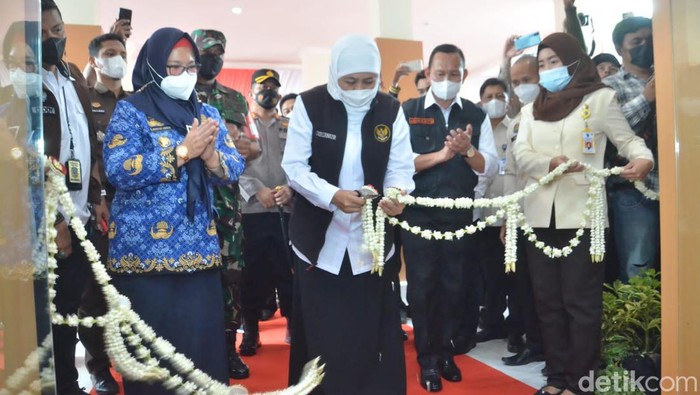 Gubernur Khofifah membuka Samsat Gresik yang baru