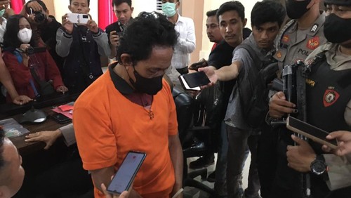 Pelaku pencabulan-perkosaan 8 siswi di Kota Mataram berinisial S (56) usai diamankan polisi, Senin (17/12022).