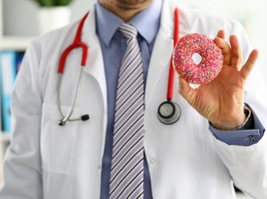 Hati-Hati! 5 Kebiasaan Ngemil Ini Tingkatkan Risiko Penyakit Jantung