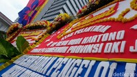 Karangan bunga dikirim dari berbagai kalangan. 
