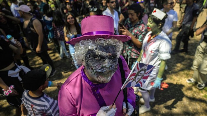 Hii Serem.. Ada Penampakan Zombie Berkeliaran di Jalanan Santiago Cile Salah satu peserta ini berpakaian seperti mendiang Ratu Elizabeth II dari Inggris, saar mengikuti Zombie Walk di Santiago, Chili, Sabtu (15/10/2022). Dalam acara ini, para peserta mengenakan kostum dan dandanan seram serta berjalan-jalan di pusat kota.