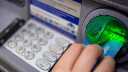 Ilustrasi kartu ATM tertelan.