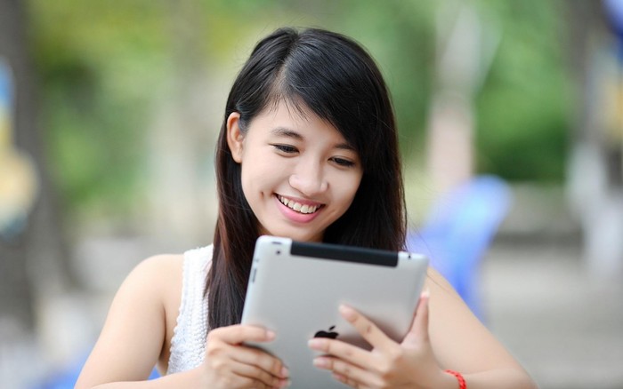 Ilustrasi Wanita Bermain Gadget