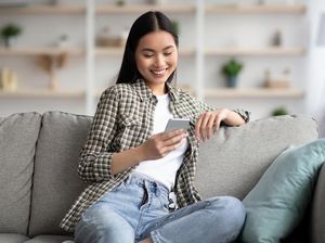 Orang Indonesia Main HP 6 Jam Sehari, Jadi Juara 1 di Dunia