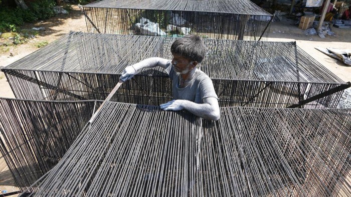 Sumbu tersebut dipotong dengan cara diukur terlebih dahulu.