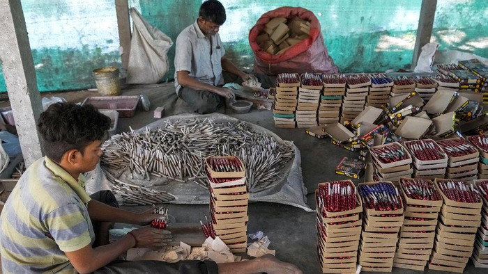 Petasan yang sudah jadi di letakkan dalam kardus-kardus kecil. Setelah itu, petasan siap dijual.