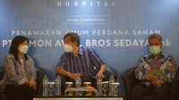 CEO Primaya Hospital Leona A Karnali berbincang dengan Komisaris Utama Yos Effendi Susanto dan Direktur Utama Arfan Awaloedin berbincang dalam Press Conference Penawaran Umum Perdana Saham Primaya Hospital di JS Luwansa Jakarta, Senin (17/10/2022).