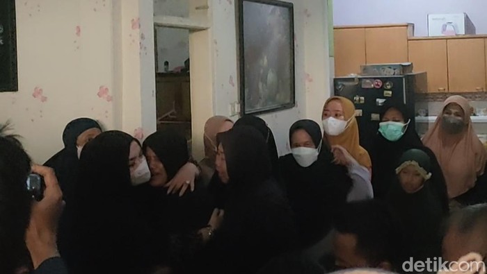 Isak tangis sambut kedatangan jenazah Andini (Dwi Rahmawati/detikcom)
