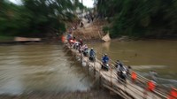 Jembatan yang dibuat secara swadaya tersebut mulai dibuka sebagai jalan alternatif bagi warga untuk mempersingkat jarak tempuh karena jembatan utama yang menghubungkan daerah setempat ditutup sementara sebab dalam proses perbaikan.