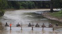 Warga Urunan Bikin Jembatan Demi Seberangi Bengawan Solo