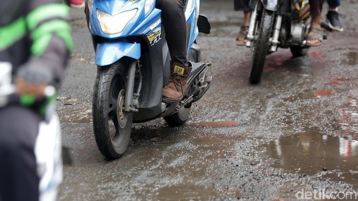 Jalan Rasuna Said, Jakarta, kembali rusak cukap parah. Banyak lobang di sepanjang jalan.