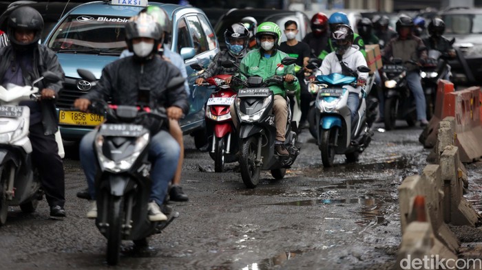 Jalan Rasuna Said, Jakarta, kembali rusak cukap parah. Banyak lobang di sepanjang jalan.
