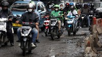 Kondisi kerusakan jalan ada di Jl HR Rasuna Said (Mampang arah Menteng), yang terparah ada di antara Kantor Pelayanan Pajak (KPP) Pratama Setiabudi Satu sampai Halte TransJakarta Setiabudi Utara, Jakarta Selatan.