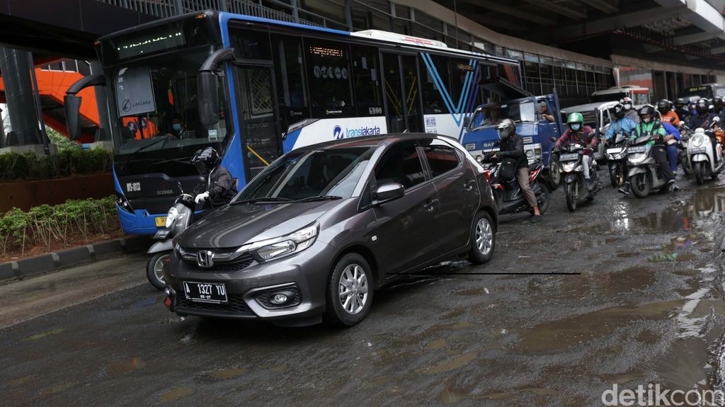 Jalan Rasuna Said, Jakarta, kembali rusak cukap parah. Banyak lobang di sepanjang jalan.
