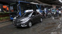 Perbaikan permanen atas karusakan ini masih harus menunggu proyek LRT selesai. Kini, kerusakan permukaan jalan strategis ini makin parah saja.