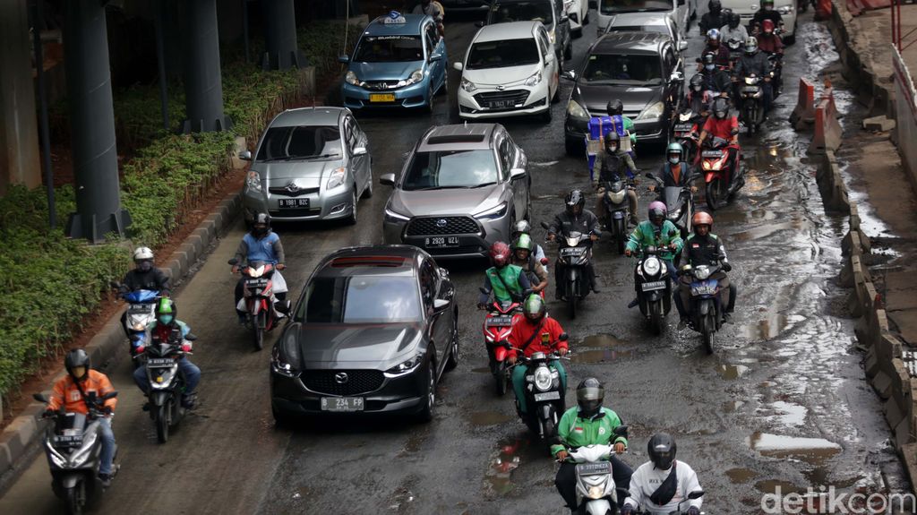 Jalan Rasuna Said, Jakarta, kembali rusak cukap parah. Banyak lobang di sepanjang jalan.