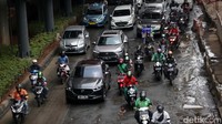 Pengendara melintasi jalan rusak di Jalan HR Rasuna Said, Kuningan, Jakarta, Senin (17/10/2022).