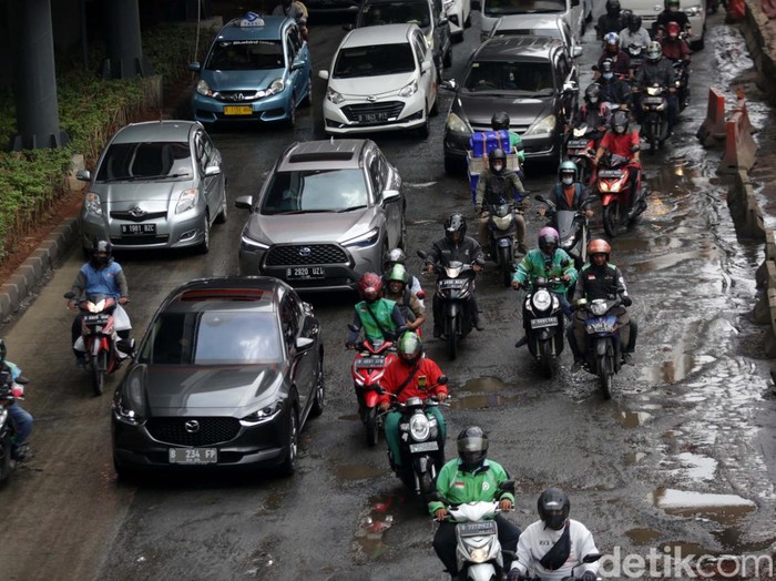Jalan Rasuna Said, Jakarta, kembali rusak cukap parah. Banyak lobang di sepanjang jalan.