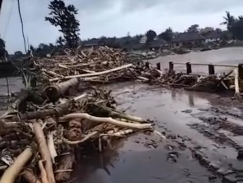 Jalur Denpasar-Gilimanuk tepatnya di Kabupaten Jembrana ditutup sementara akibat banjir bandang yang membawa material seperti batang pohon hingga lumpur menutup akses jalan.