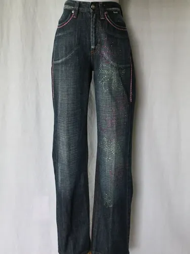 Jeans Escada bertabur kristal Swarovski.