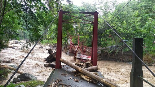 Jembatan merah atau Jembatan Gelar di Lembah Gelar, Desa Batuagung, Jembrana yang porak-poranda Senin (17/10/2022).