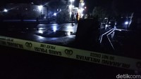 Foto: Jembatan Rampoang di Palopo, Sulsel, nyaris ambruk dipasangi garis polisi. (Arzad/detikSulsel)