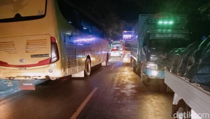 Jembatan Rampoang di Palopo nyaris ambruk.