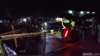 Foto: Petugas kepolisian berjaga di Jembatan Rampoang di Palopo yang nyaris ambruk agar pengendara tidak nekat melintas. (Arzad/detikSulsel)