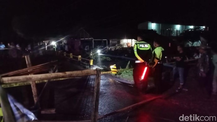Jembatan Rampoang di Palopo nyaris ambruk. Jembatan Rampoang di Palopo nyaris ambruk.