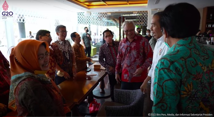 Jokowi dan teman-teman kuliahnya menertawakan isu ijazah palsu. (Kanal YouTube Sekretariat Presiden)