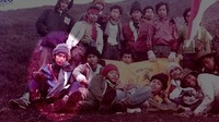 Jokowi saat tengah naik gunung bersama teman-teman kampusnya. Jokowi terlihat duduk di sisi paling kiri. (Tangkapan layar akun Youtube Sekretariat Presiden)