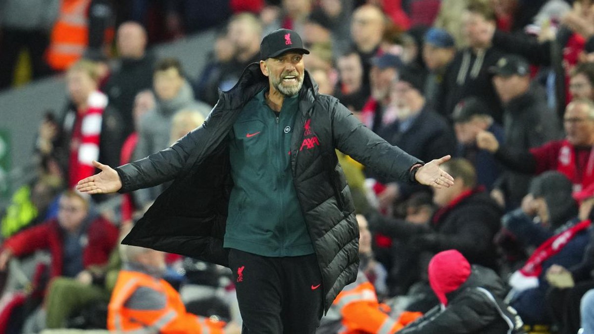 Klopp tak bisa menahan emosi melihat keputusan wasit yang menurutnya merugikan timnya. Foto: AP/Jon Super