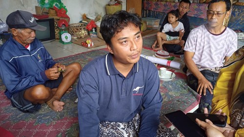 Kadek Mega Antara, ayah dari mendiang Putu Aldi Prayoga, korban longsor di Banjar/Desa Apuan, Kecamatan Baturiti, saat dijumpai di rumah kerabatnya pada Senin (17/10/2022). (chairul amri simabur/detikBali)