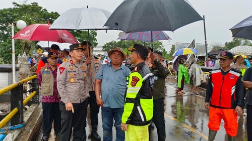 Kapolda Bali (kiri) didampingi Bupati Jembrana I Nengah Tamba saat meninjau lokasi banjir Jembrana Senin (17/10/2022).