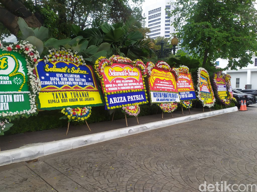 Karangan buka ucapan selamat kepada Heru Budi Hartono yang menjadi Pj Gubernur DKI, di Balai Kota Jakarta, 17 Oktober 2022. (Kadek Melda Luxiana/detikcom)