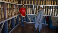 Masalah menipisnya kayu willow ini tidak akan menimpa pemain internasional yang sebagian menggunakan bet impor dari Inggris. tetapi hal ini akan menimpa pemain regional dan penggemar kriket yang tetap setia menggunakan bet buatan Kashmir yang lebih murah dan terjangkau.