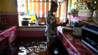 Kedai mi yang telah buka selama 30 tahun ini tetap ramai pengunjung walaupun terendam banjir.  