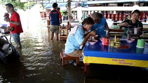 Kedai Mi di Thailand Tetap Ramai Meski Terendam Banjir