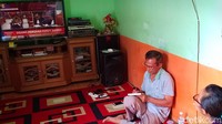 Samuel Hutabarat bahkan menyiapkan buku catatan. Dia mencatat beberapa detail dakwaan yang dibacakan jaksa di PN Jakarta Selatan, tempat sidang Ferdy Sambo. (Foto: Ferdi Almunanda/detikSumut)