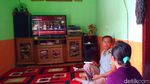 Momen Ayah dan Ibunda Brigadir J Saksikan Sidang Ferdy Sambo dari TV