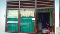 Sementara ibunda Brigadir J, Rosti Simanjuntak tak banyak bicara. Dia bersama suaminya menyaksikan jalannya persidangan di rumah duka, di ruang tamu yang sebelumnya jenazah Brigadir J disemayamkan. (Foto: Ferdi Almunanda/detikSumut)