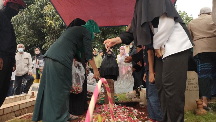 Keluarga siswa yang hanyut di Curug Kembar