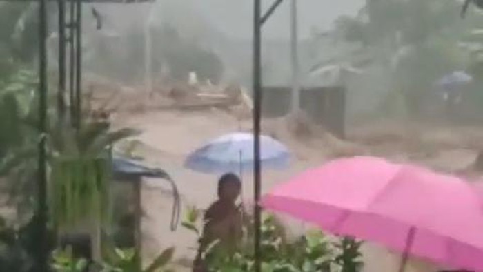 Kengerian longsor di Kampung Teh Sukodono, Dampit, Malang