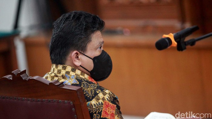 Ferdy Sambo selalu membawa buku berwarna hitam. Buku tersebut sempat dibaca saat sidang eksepsi di Pengadilan Negeri Jakarta Selatan, Senin (17/10/2022).