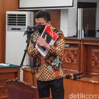 Ferdy Sambo menjalani sidang perdana kasus pembunuhan berencana Brigadir Nofriansyah Yosua Hutabarat dengan mengenakan kemeja batik. Pilihan busananya itu jadi sorotan netizen. Dia tampak memakai batik dengan motif modifikasi dari yang klasik hingga kaya warna dengan bentuk bunga. Foto: Ari Saputra